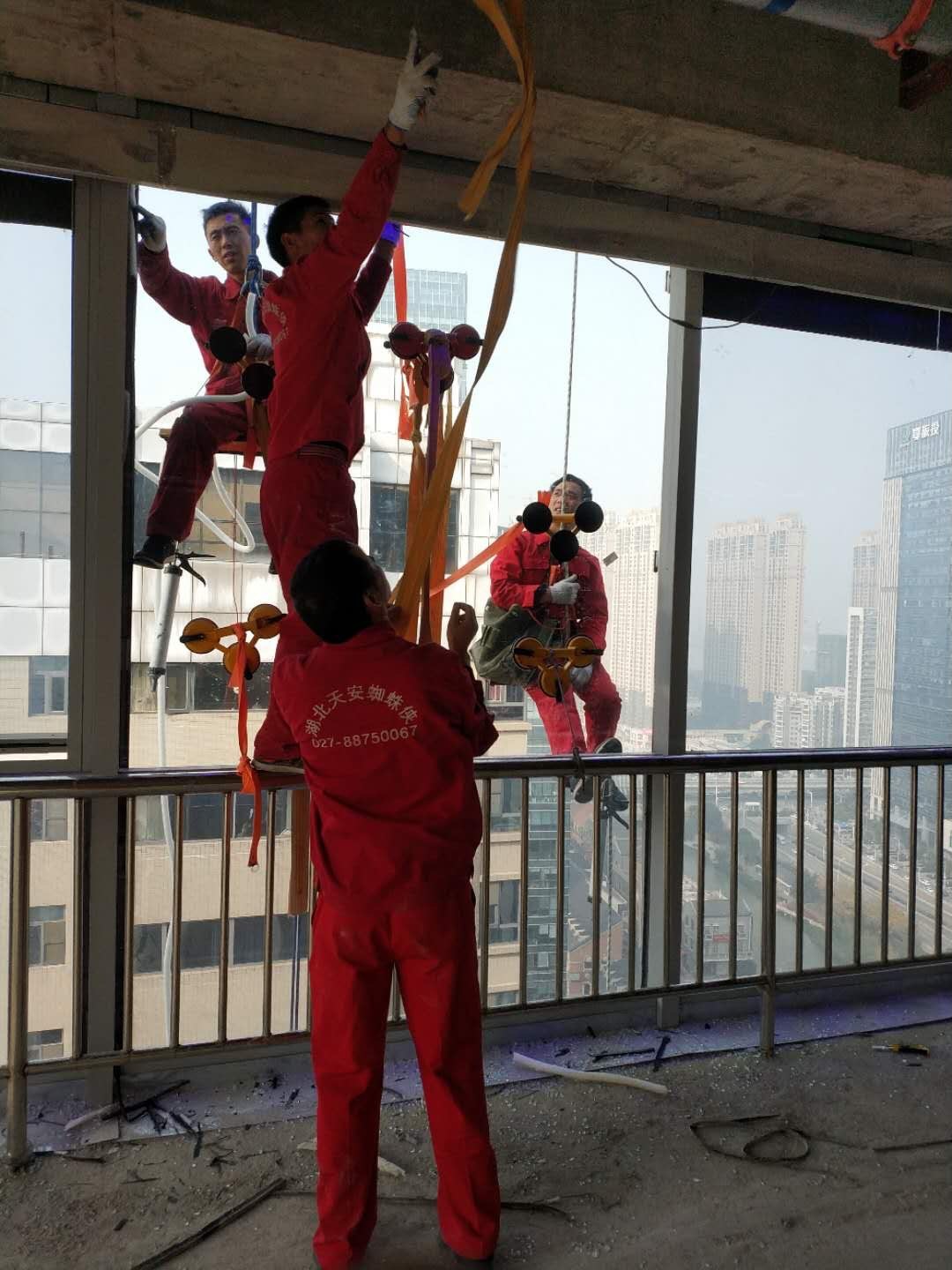 高空作業(yè)，設(shè)施齊全