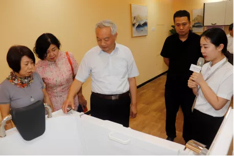 省政協常委、省政協港澳臺僑和外事委員會主任楊京偉一行蒞臨中原工業設計城參觀考察