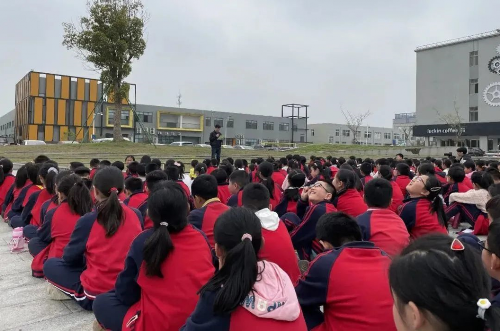 小小創(chuàng)客發(fā)明家 研學實踐顯身手