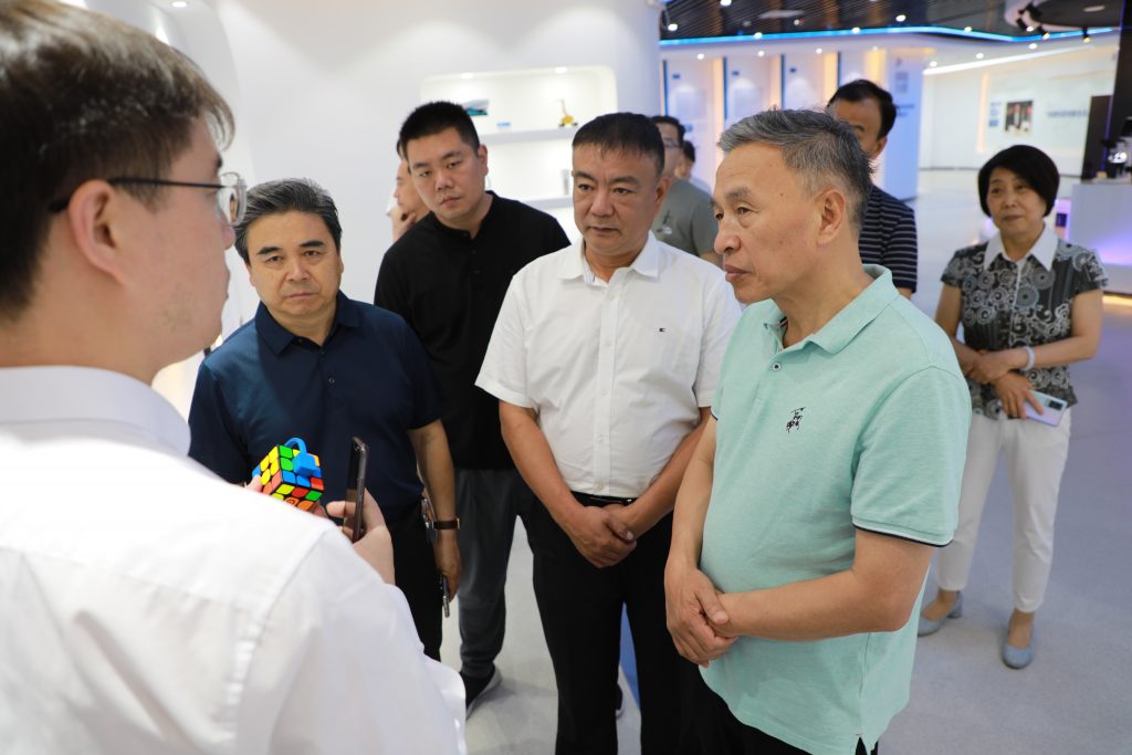 鶴壁市政協考察團一行蒞臨中原工業(yè)設計城參觀調研
