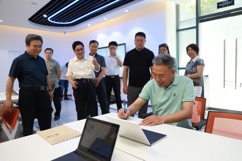 鶴壁市政協考察團一行蒞臨中原工業(yè)設計城參觀調研