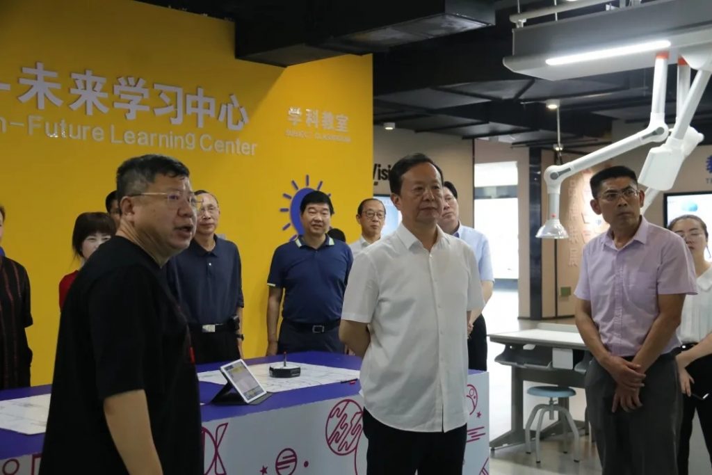 江西省政協(xié)常委、提案委員會(huì)主任丁曉群調(diào)研中部教裝城，他指出...
