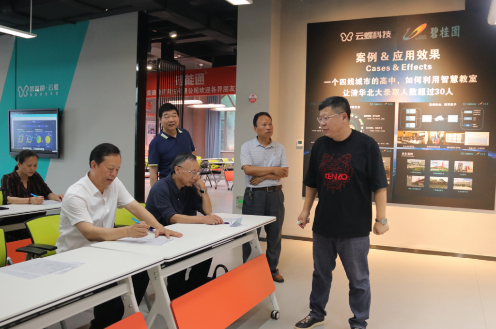 江西省政協(xié)常委、提案委員會(huì)主任丁曉群調(diào)研中部教裝城，他指出...