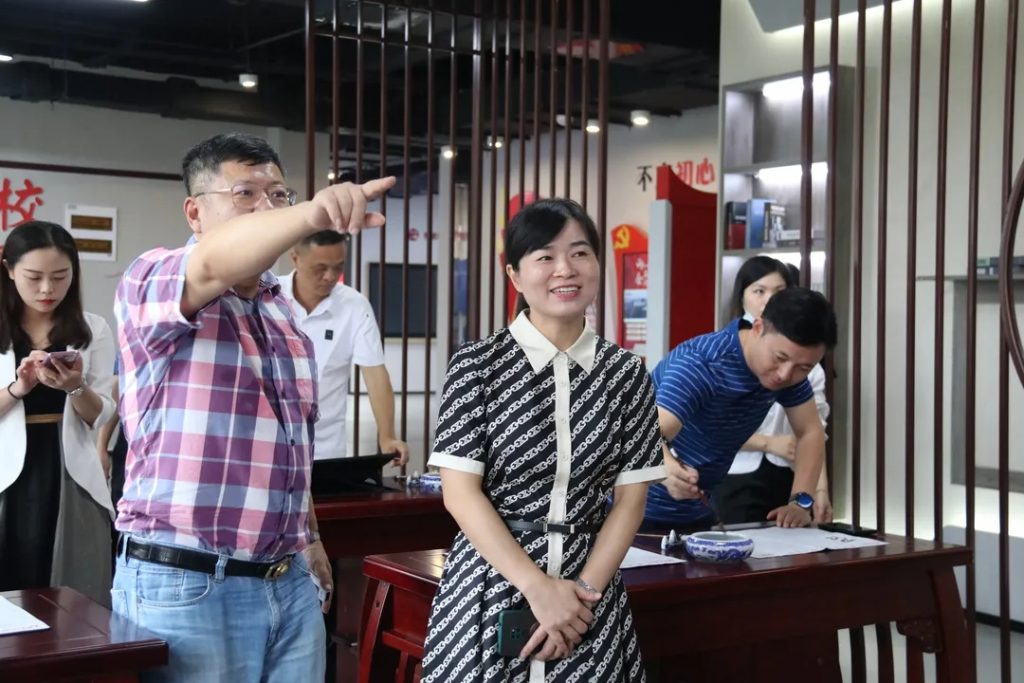 豐城市領(lǐng)導(dǎo)況鳳娟調(diào)研中部教裝城，她表示......