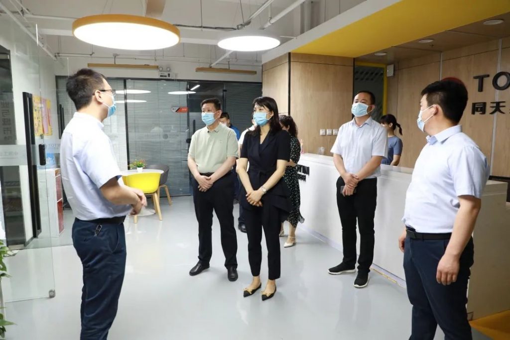 河南省人社廳就業(yè)促進局副局長謝攀一行蒞臨設計城調研
