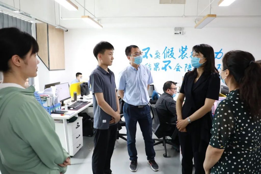 河南省人社廳就業(yè)促進局副局長謝攀一行蒞臨設計城調研