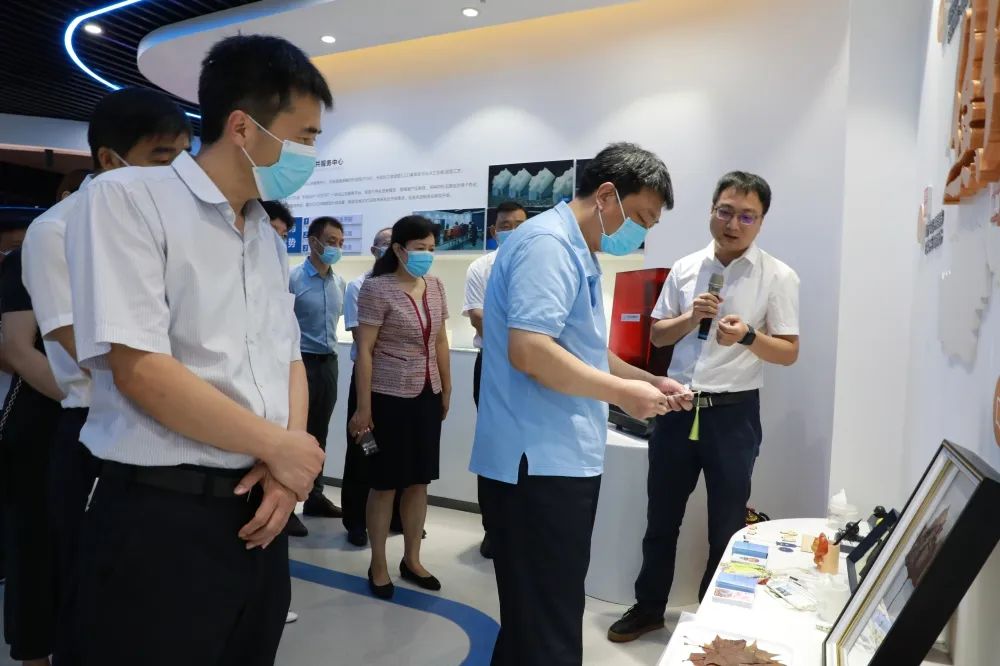 焦作市委常委、統(tǒng)戰(zhàn)部部長董炳麓一行蒞臨設計城參觀調(diào)研