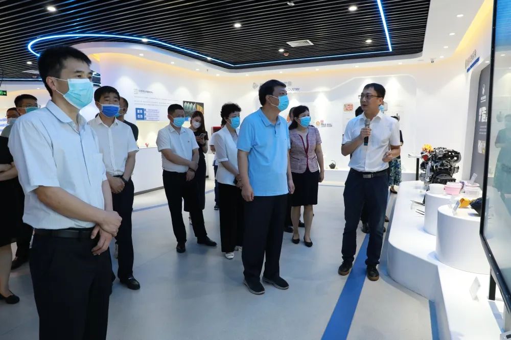 焦作市委常委、統(tǒng)戰(zhàn)部部長董炳麓一行蒞臨設計城參觀調(diào)研