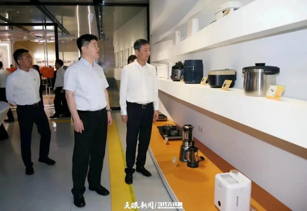 貴州黨政代表團考察設(shè)計城，深化粵黔創(chuàng)新與人才合作