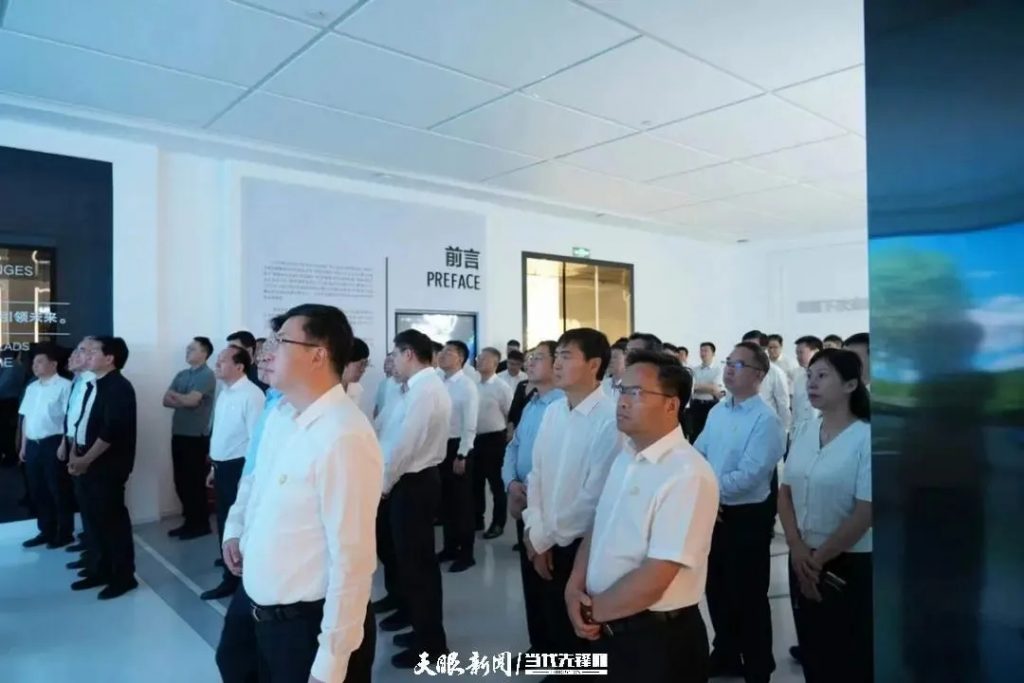 貴州黨政代表團考察設(shè)計城，深化粵黔創(chuàng)新與人才合作